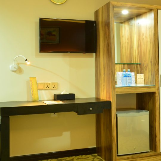 https://pearlgrouphotels.com/wp-content/uploads/2016/07/best_hotel_in_srilanka_Triple-Room-5-540x540.jpg